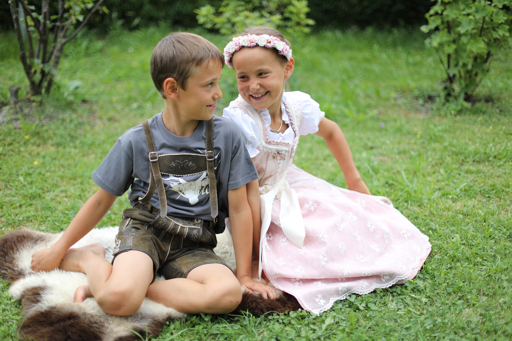 Süsses Kinder Trachtenmode finden Sie bei uns im Almstyle