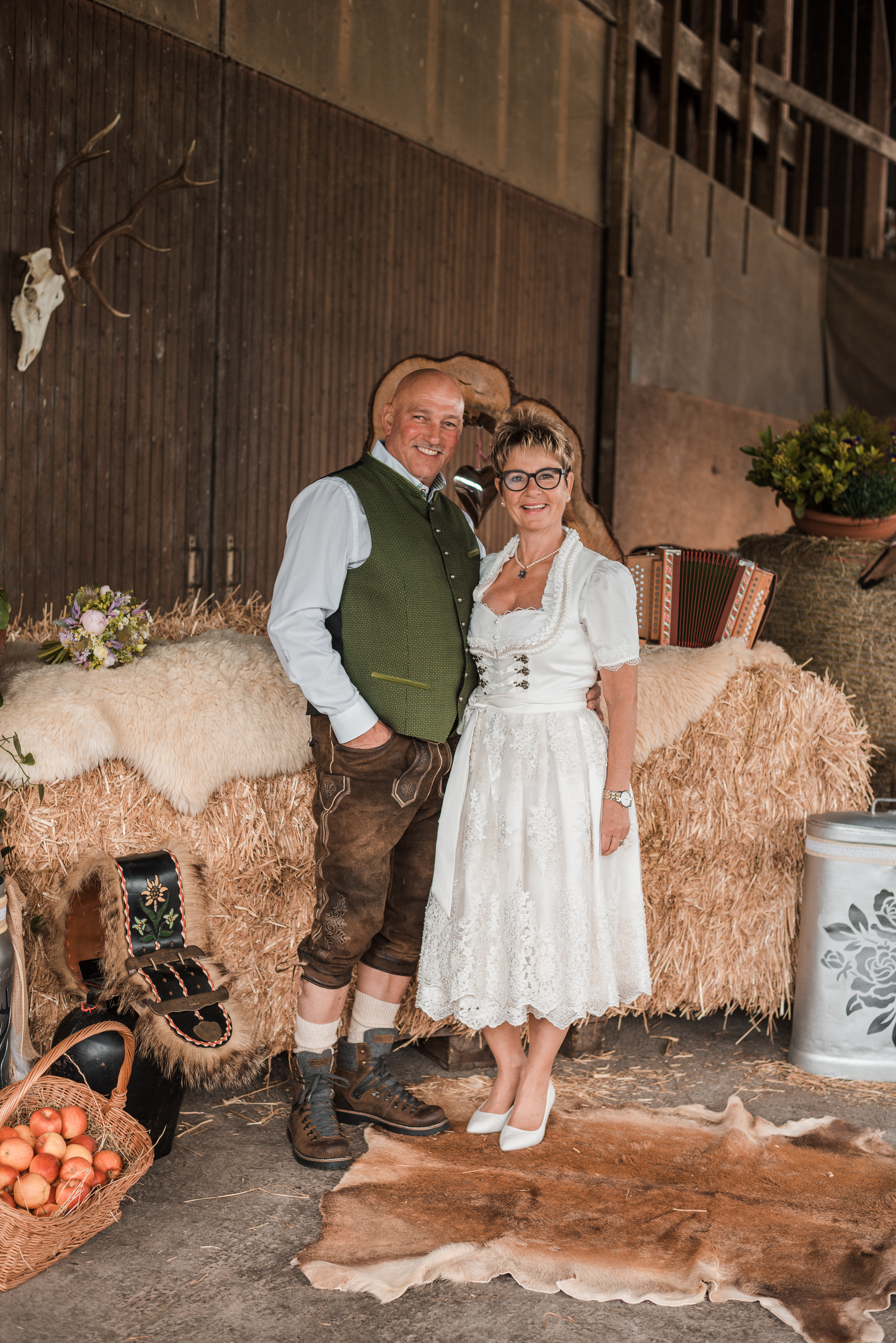 Elegantes Hochzeitsdirndl von Krüger mit aufwändiger Schürze