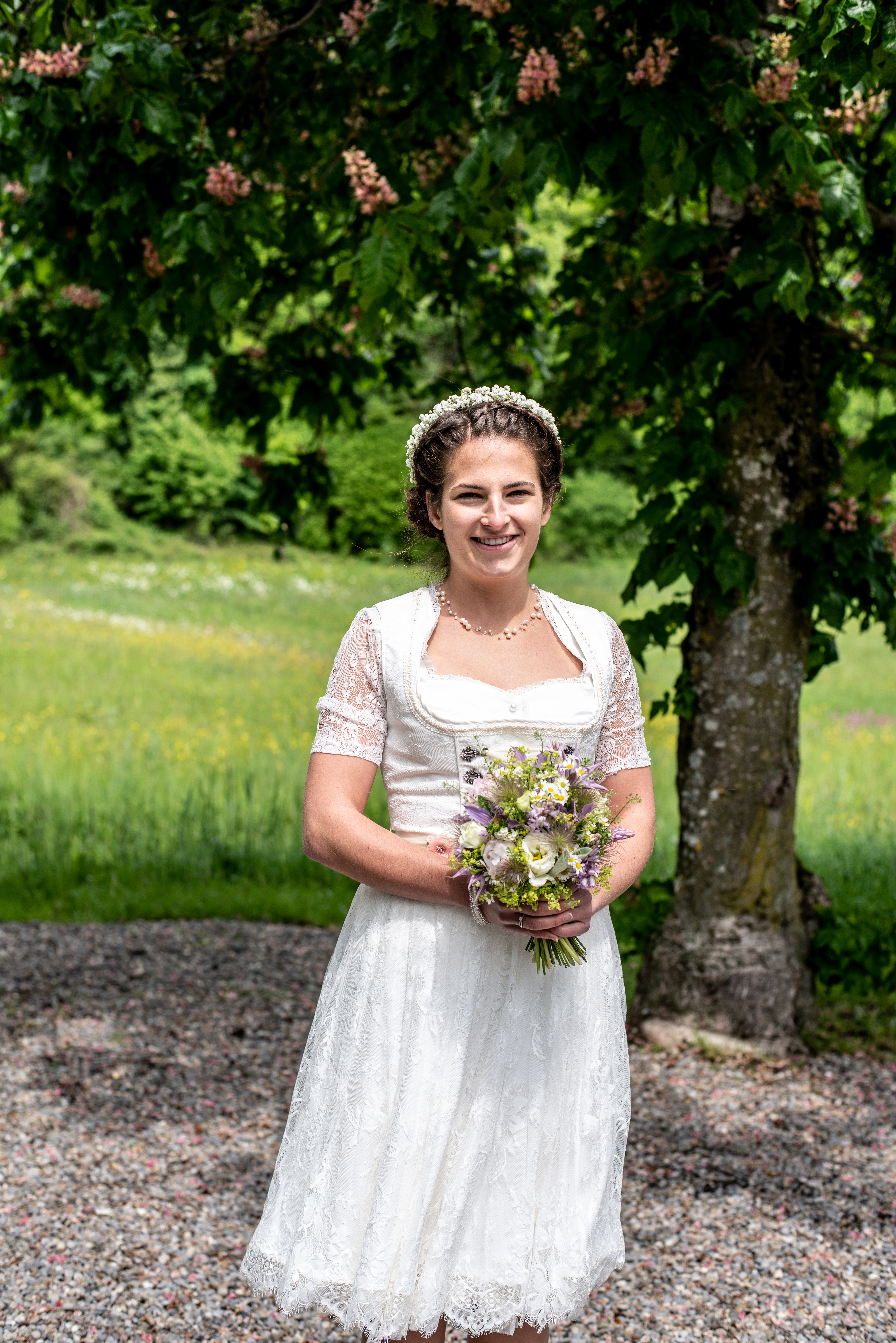 Romantisches Hochzeitsdirndl von Krüger mit Blumenband